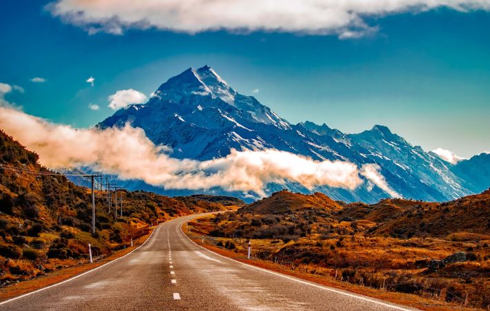 Paisagem de estrada levando à montanhas na Nova Zelândia