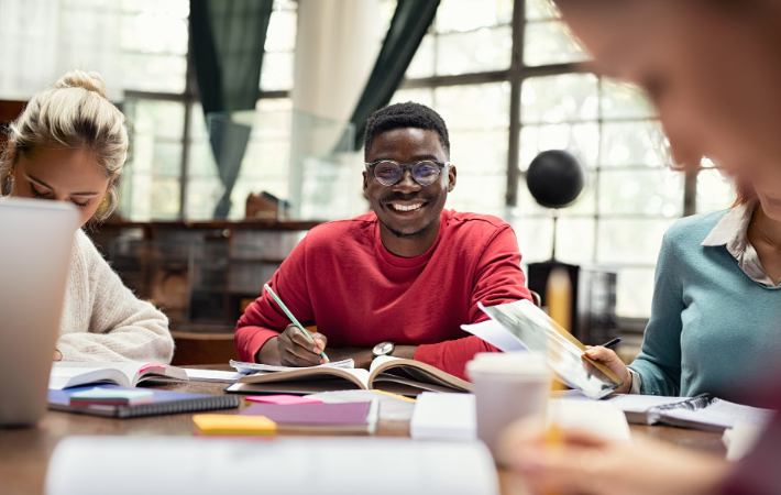 intercambista sorrindo para a câmera enquanto estuda